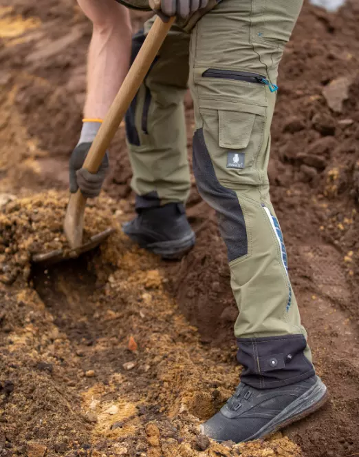 Nahaufnahme einer technischen Reparatur an einem großen, montierten Fahrzeug