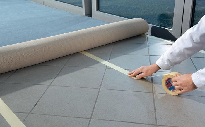 Doppelseitiges Klebeband tesafix® 4944 Länge 25 m Breite 50 mm weiß Rolle TESA