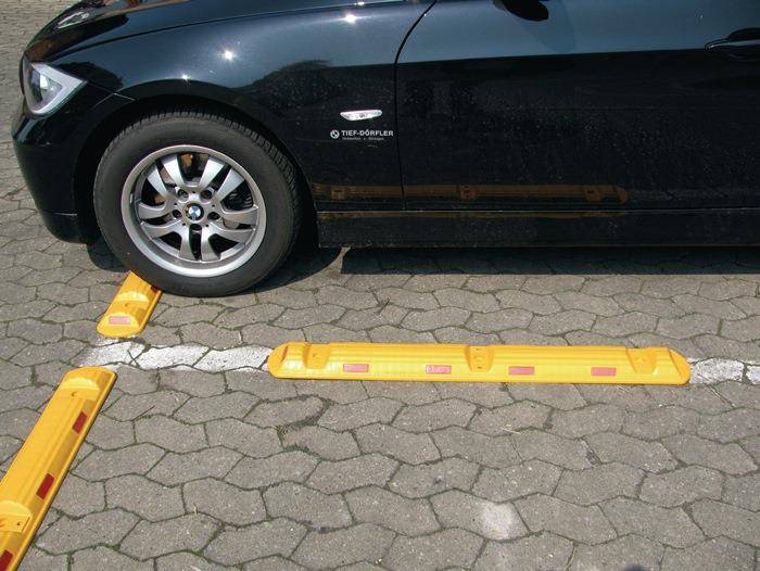 Leitschwelle L1170xB150xH50mm mit roten Reflexstreifen gelb