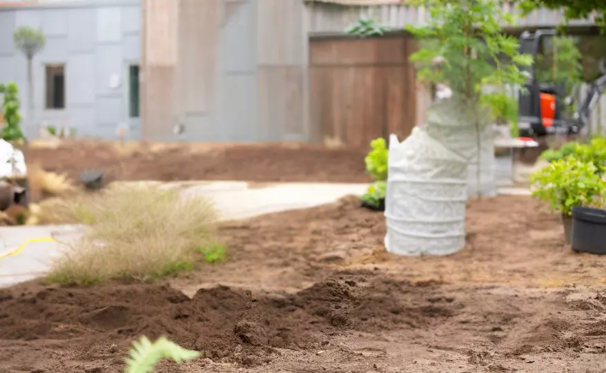 Innenraum einer unfertigen Baustelle mit unverputzten Ziegelwänden