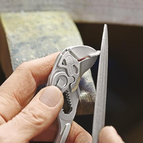 Zangenschlüssel L.125mm Spann-W.23mm verchr.Ku.-Überzug KNIPEX