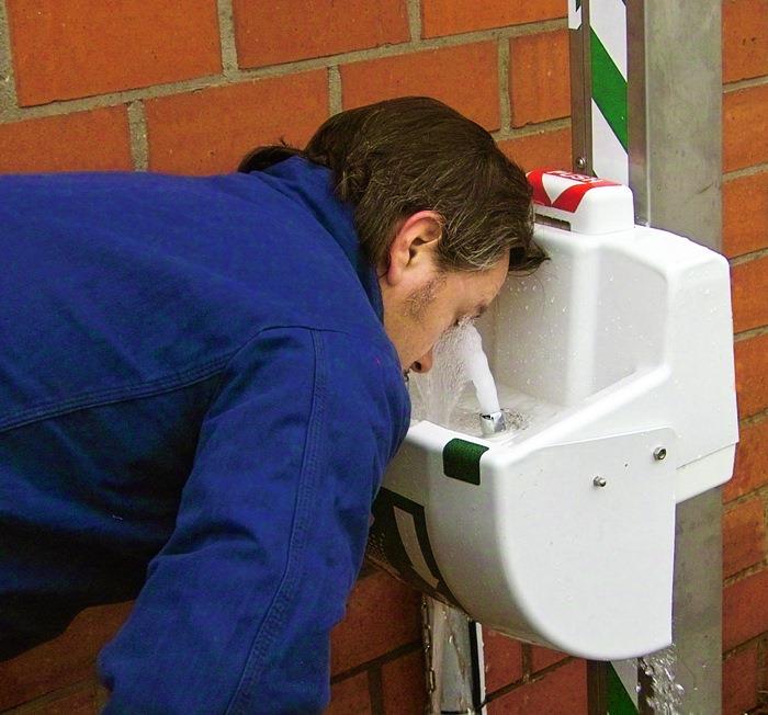 Augendusche PremiumLine mit Auffangbecken + Abdeckung Wandmontage Anschluss 3/8 AG ″ B-SAFETY