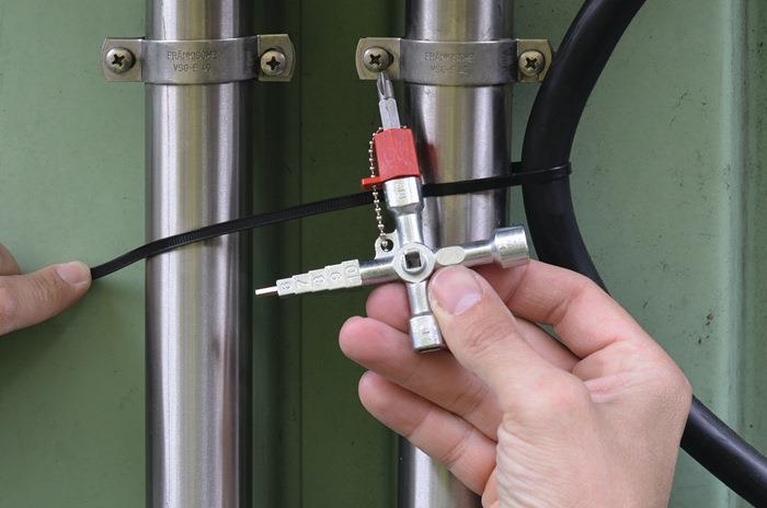 Schaltschrankschlüssel 820 M03 13 Funktionen mit Bitadapter SCHUEBO