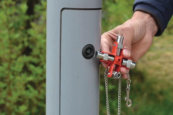 Doppel-Schaltschrankschlüssel SuBMaster 9 in 1 14 Funktionen mit Karabinerhaken an Kette SCHUEBO