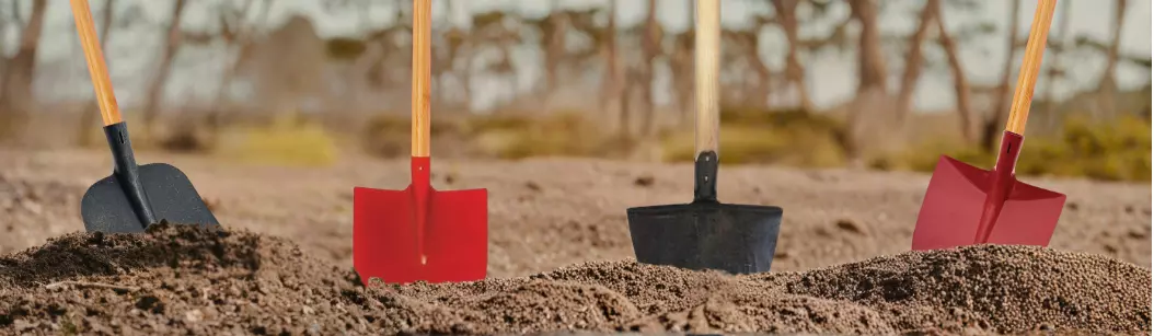 Person zieht ein auf einem Transportgestell montiertes Werkzeuggerät über den Boden einer großen