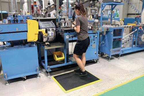 Arbeitsplatzbodenbelag L1200xB900xS18mm schwarz m.gelben Streifen PU COBA